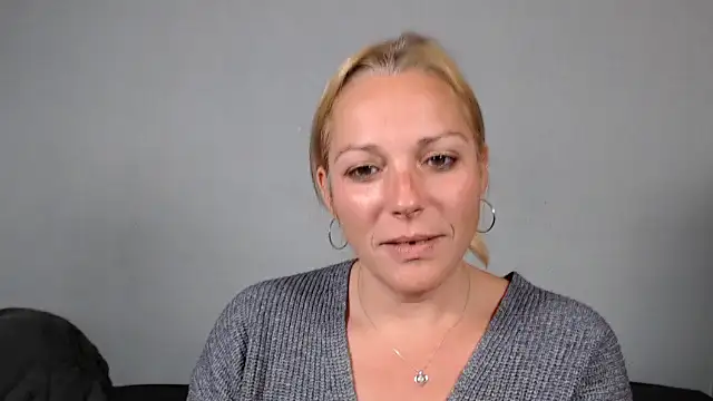 Snapshot of Doucelouve9 chatting on 12.18.25 Doucelouve9 online show from 12.18.25