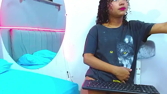 Snapshot of minimi_naty chatting on 12.18.24 minimi naty online show from 12.18.24