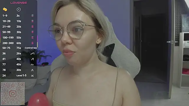 Snapshot of whoa-hoa-hoa-hoa-hoa chatting on 09.23.25 whoa-hoa-hoa-hoa-hoa online show from 09.23.25