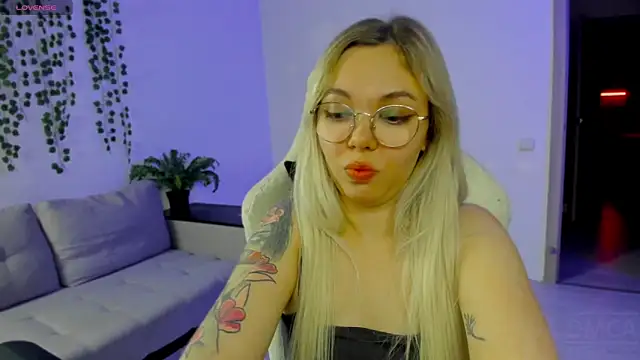 Snapshot of whoa-hoa-hoa-hoa-hoa chatting on 11.15.25 whoa-hoa-hoa-hoa-hoa online show from 11.15.25