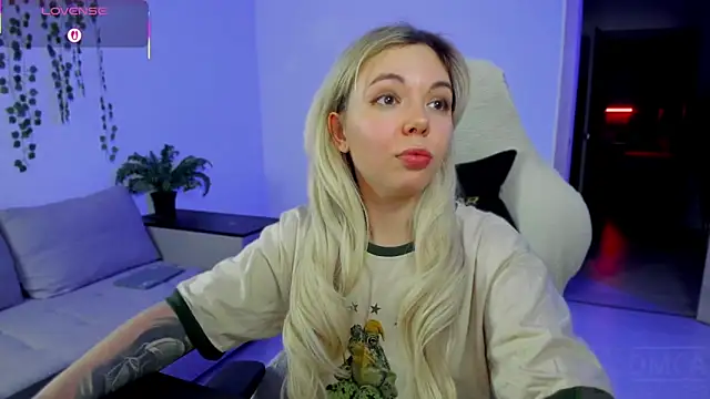 Snapshot of whoa-hoa-hoa-hoa-hoa chatting on 11.24.25 whoa-hoa-hoa-hoa-hoa online show from 11.24.25