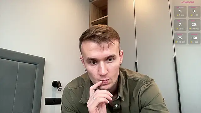 Snapshot of cute_mark chatting on 10.25.25 cute mark online show from 10.25.25