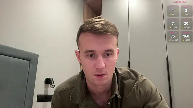 Snapshot of cute_mark chatting on 10.28.25 cute mark online show from 10.28.25