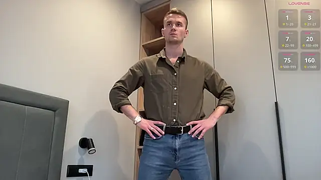 Snapshot of cute_mark chatting on 10.29.25 cute mark online show from 10.29.25