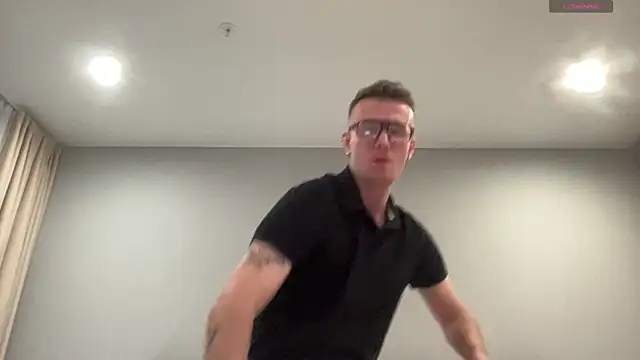 Snapshot of cute_mark chatting on 11.18.25 cute mark online show from 11.18.25