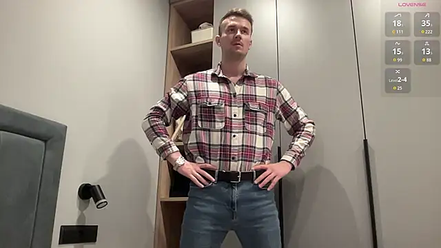 Snapshot of cute_mark chatting on 12.01.25 cute mark online show from 12.01.25