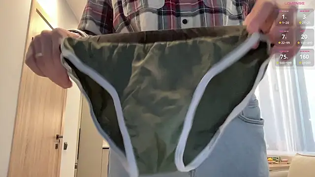 Snapshot of cute_mark chatting on 12.05.25 cute mark online show from 12.05.25