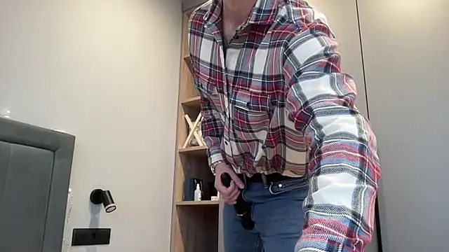 Snapshot of cute_mark chatting on 12.20.25 cute mark online show from 12.20.25