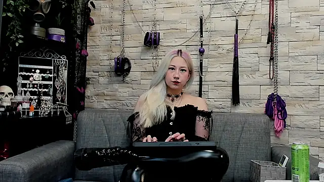 Snapshot of CruelMistress chatting on 05.10.26 CruelMistress online show from 05.10.26