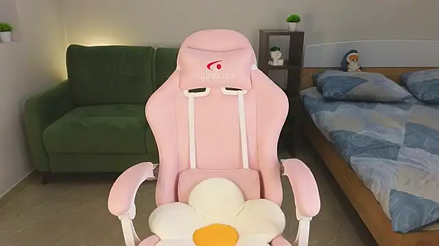 Snapshot of Eveleen_Soleen chatting on 12.22.24 Eveleen Soleen online show from 12.22.24