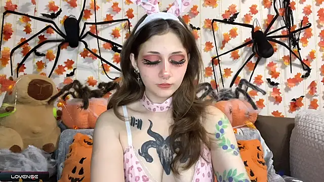 Snapshot of _Devill_Baby chatting on 10.22.25 Devill Baby online show from 10.22.25