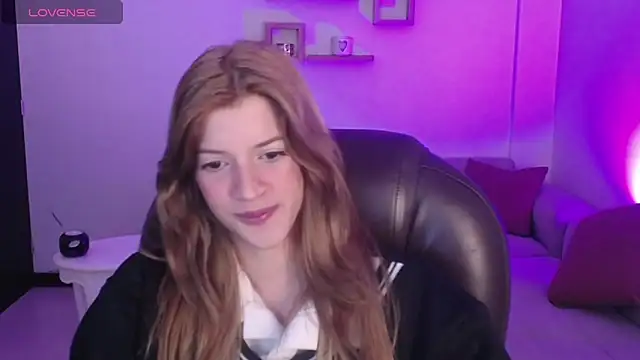 Snapshot of Nora_Vennucci chatting on 01.28.25 Nora Vennucci online show from 01.28.25