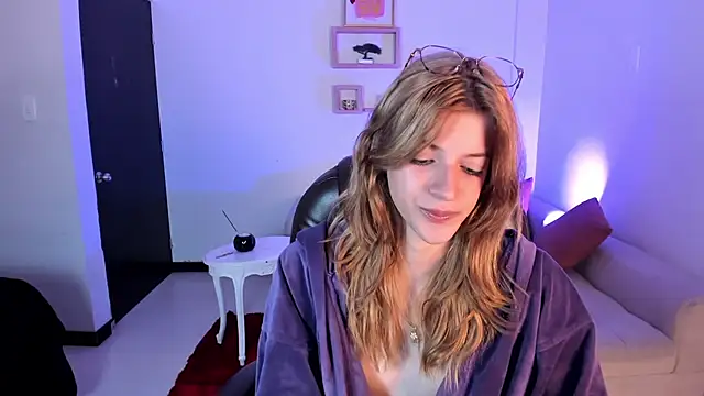 Snapshot of Nora_Vennucci chatting on 02.12.25 Nora Vennucci online show from 02.12.25