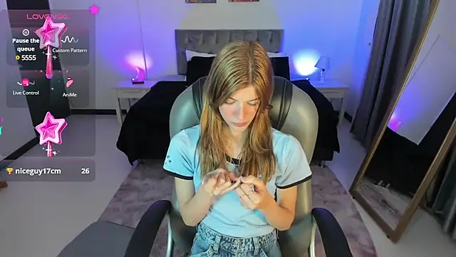 Snapshot of Nora_Vennucci chatting on 03.04.25 Nora Vennucci online show from 03.04.25