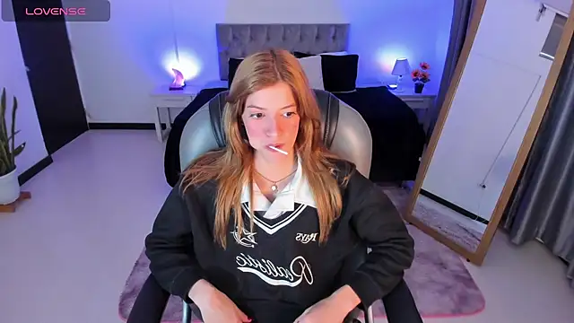 Snapshot of Nora_Vennucci chatting on 03.21.25 Nora Vennucci online show from 03.21.25