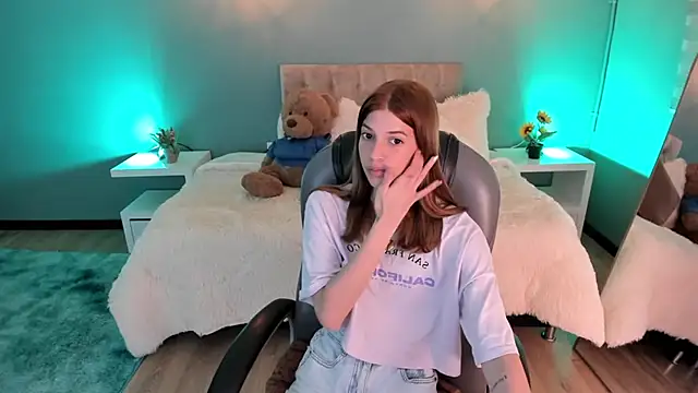 Snapshot of Nora_Vennucci chatting on 10.07.25 Nora Vennucci online show from 10.07.25