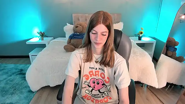 Snapshot of Nora_Vennucci chatting on 10.10.25 Nora Vennucci online show from 10.10.25