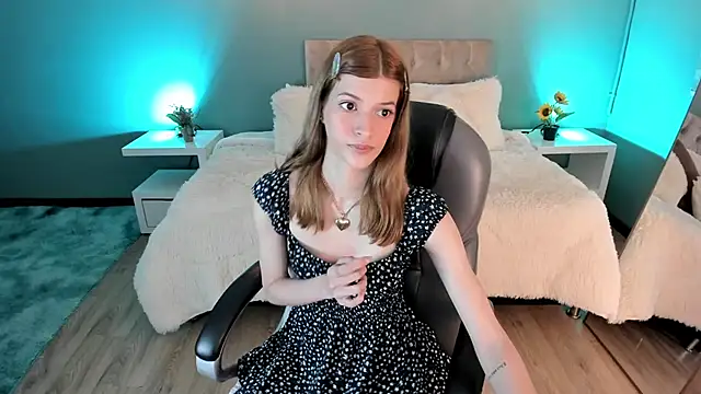 Snapshot of Nora_Vennucci chatting on 10.18.25 Nora Vennucci online show from 10.18.25