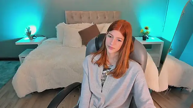 Snapshot of Nora_Vennucci chatting on 10.29.25 Nora Vennucci online show from 10.29.25