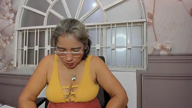 mature bigass   online show from 12.31.24