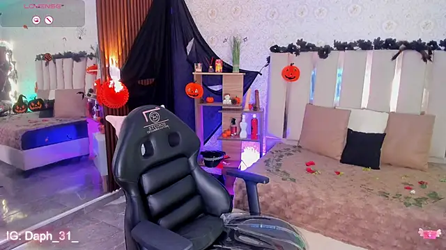 Snapshot of Daphnne_tay chatting on 10.27.25 Daphnne tay online show from 10.27.25