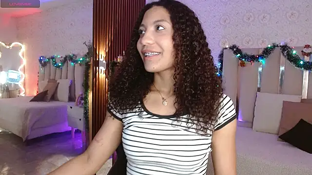 Snapshot of Daphnne_tay chatting on 11.26.25 Daphnne tay online show from 11.26.25