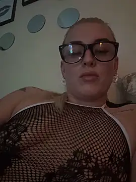 Snapshot of Barbie_26 chatting on 01.04.25 Barbie 26 online show from 01.04.25