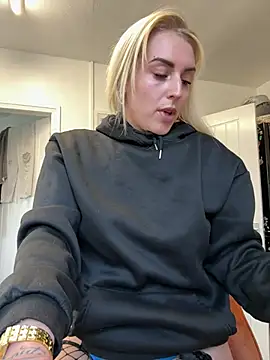 Snapshot of Barbie_26 chatting on 03.11.25 Barbie 26 online show from 03.11.25