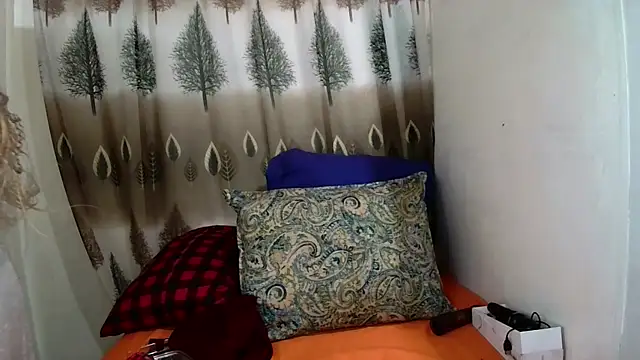 Snapshot of Indian_candyXX chatting on 12.18.25 Indian candyXX online show from 12.18.25