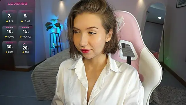 Snapshot of LinaSiren chatting on 01.13.25 LinaSiren online show from 01.13.25