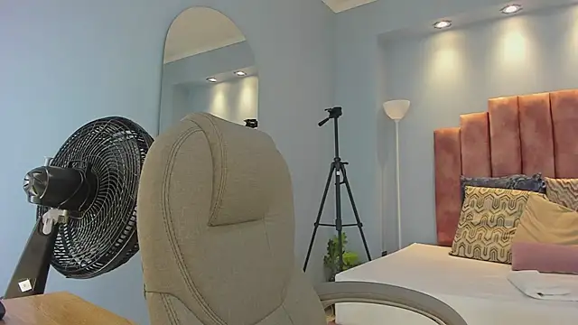 Snapshot of lou_rosse_ chatting on 07.21.26 lou rosse online show from 07.21.26