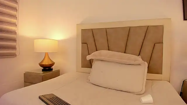 Snapshot of JaneLondon chatting on 12.30.24 JaneLondon online show from 12.30.24