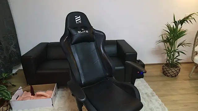 Snapshot of AmazingCurvy chatting on 03.02.25 AmazingCurvy online show from 03.02.25