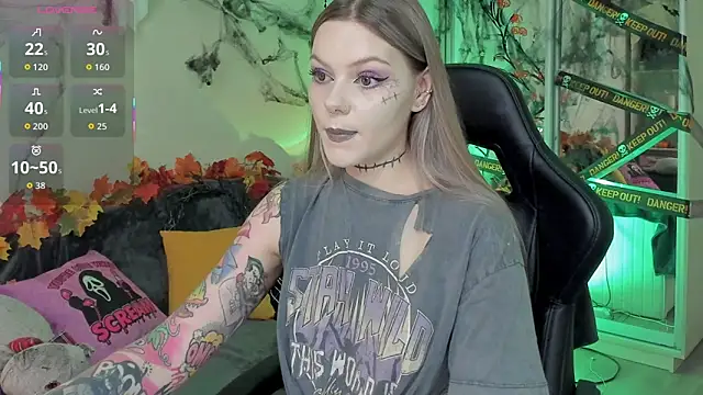 Snapshot of Marta_May_ chatting on 10.26.25 Marta May online show from 10.26.25