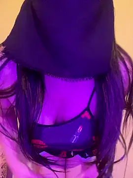 Snapshot of Cameelia chatting on 10.29.25 Cameelia online show from 10.29.25