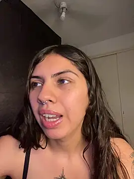 Snapshot of Argentiiniita chatting on 11.28.25 Argentiiniita online show from 11.28.25