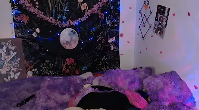 Snapshot of Emillyy_m chatting on 01.15.25 Emillyy m online show from 01.15.25