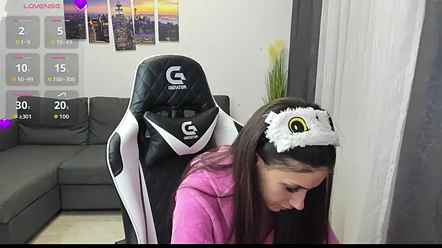 Kimi Ivy online show from 10.31.25