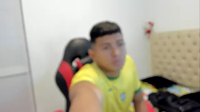 Snapshot of yei-sant chatting on 10.28.25 yei-sant online show from 10.28.25