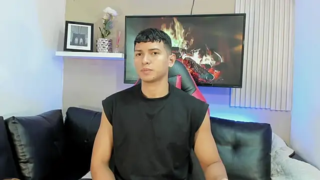 Snapshot of yei-sant chatting on 12.01.25 yei-sant online show from 12.01.25