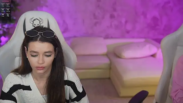 Julia  Star  online show from 03.12.25