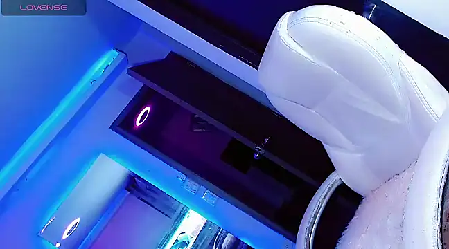 Hallyhott online show from 12.18.24