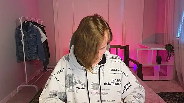 Snapshot of nikompell chatting on 03.18.25 nikompell online show from 03.18.25