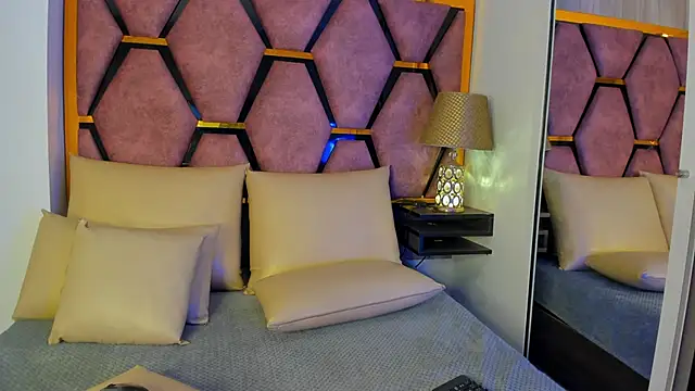 Valery Foxx  online show from 12.22.24