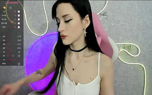 Molly Crystall online show from 04.08.26