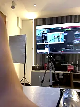 Snapshot of NairobiLee chatting on 10.08.25 NairobiLee online show from 10.08.25