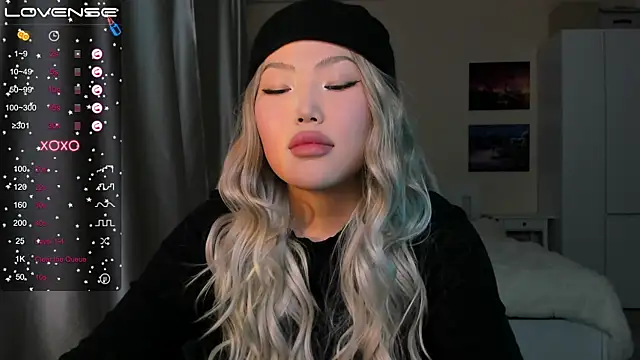 Snapshot of uko_sa chatting on 12.19.24 uko sa online show from 12.19.24