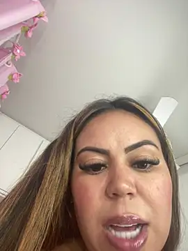 Snapshot of lariic chatting on 02.15.25 lariic online show from 02.15.25