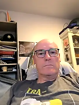 Snapshot of bogland33 chatting on 03.10.25 bogland33 online show from 03.10.25