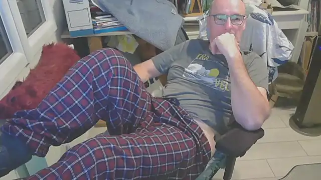 Snapshot of bogland33 chatting on 03.10.25 bogland33 online show from 03.10.25